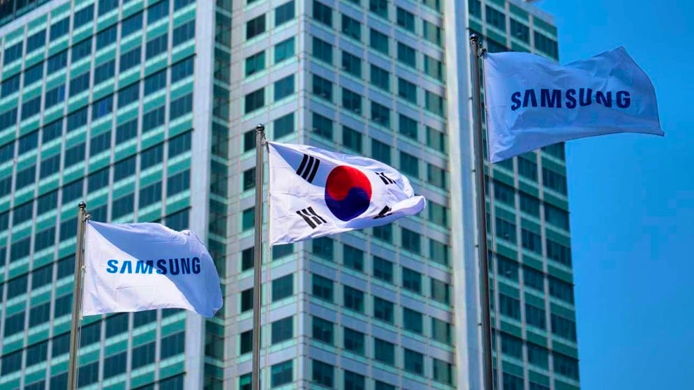 ARCHIVE - Samsung Electronics flags and the South Korean national flag flutter during a media tour at Samsung Electronics' headquarters in Suwon. Samsung Electronics' latest business figures are disappointing. Photo: Lee Jin-man/AP/dpa