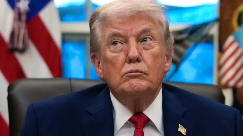 US-Präsident Donald Trump hört während einer Veranstaltung zur Suchtbekämpfung im Oval Office des Weißen Hauses zu. Foto: Allison Robbert/AP/dpa