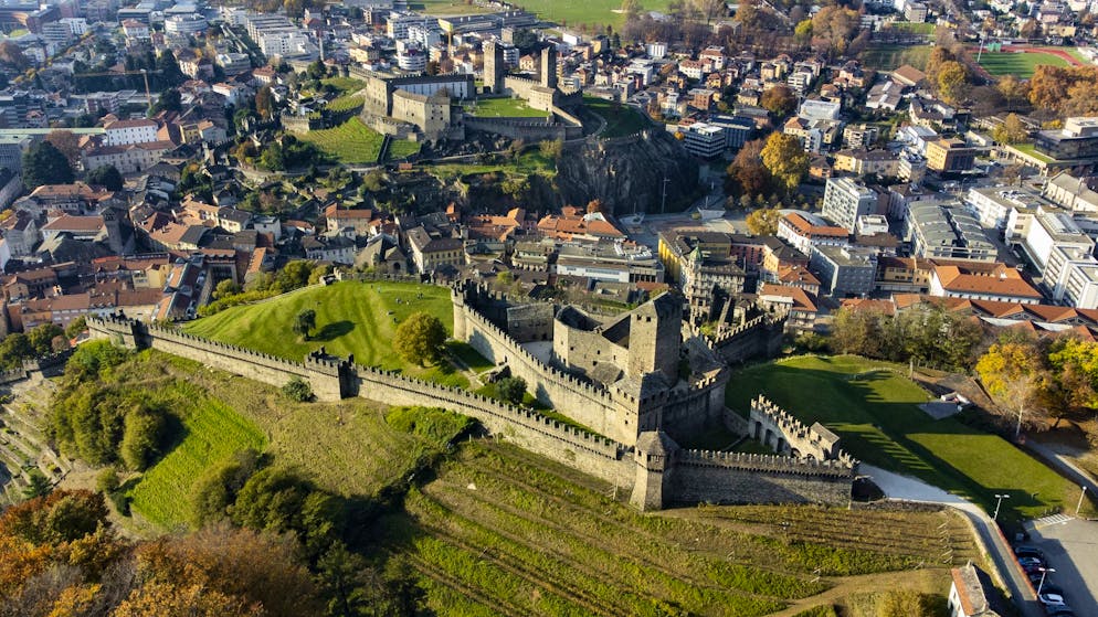 «Allah Akbar». Estrae un coltello e minaccia i commessi, paura in viale Stazione a Bellinzona