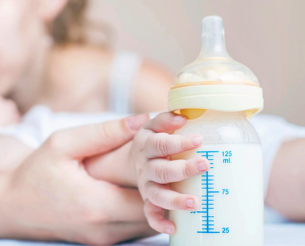 Jeudi, l'association de défense des consommateurs Foodwatch a porté plainte contre X à Paris aux côtés de huit familles de bébés malades et visant les industriels ayant progressivement rappelés des lots infantiles, soit les suisses Nestlé et Hochdorf, mais aussi les français Danone, Lactalis et Vitagermine.