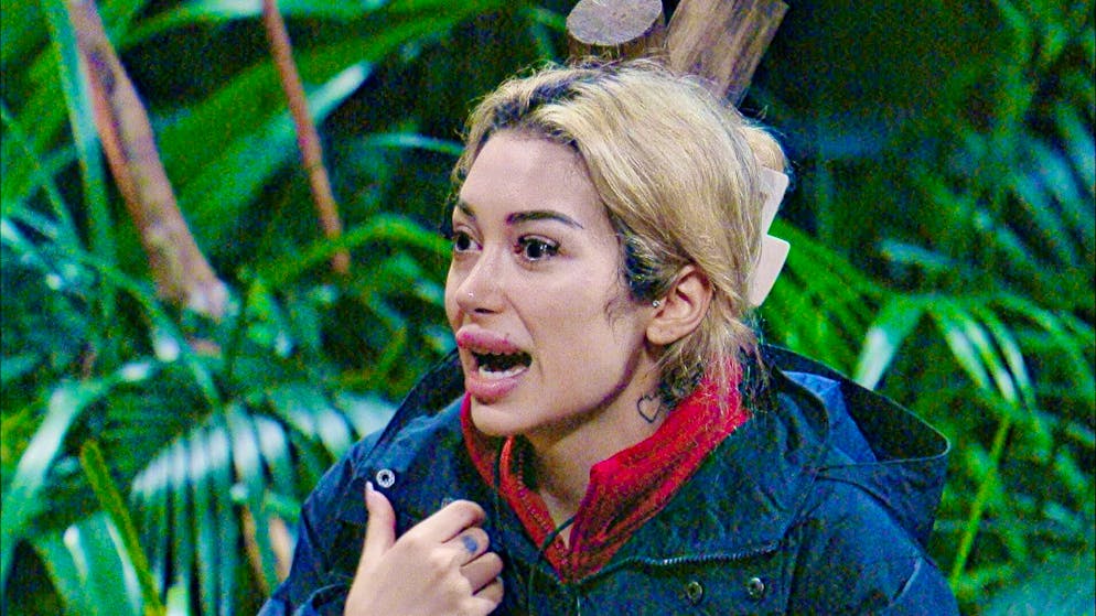 "I want a towel now, otherwise I'm packing up and leaving. I've been saying this for two hours, I'm not accepting it. I'm leaving, I'm going out now": Ariel threatens those responsible at TV station RTL.