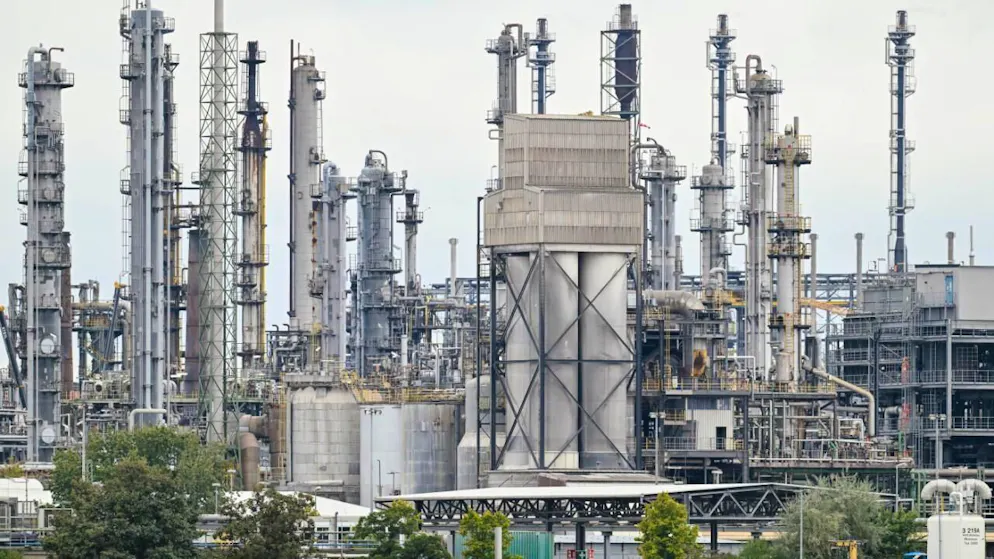 Nach zwei Jahren Rezession wächst die deutsche Wirtschaft 2025 wieder leicht. Das Schlussquartal fällt sogar positiver aus als erwartet. Dennoch lässt der grosse Aufschwung auf sich warten. (Im  Archivbild ein Werk des Chemiekonzerns BASF)