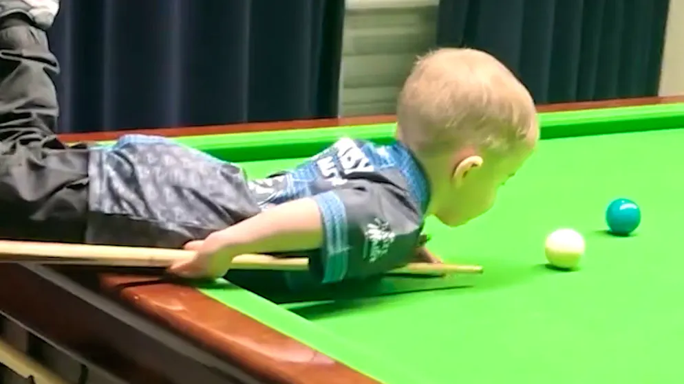 Jungtalent am Snookertisch. Dieses Kleinkind hat schon zwei Weltrekorde