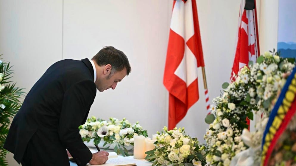 Il presidente francese Emmanuel Macron, mentre firma il libro delle condoglianze il 9 gennaio scorso a Martigny (VS)