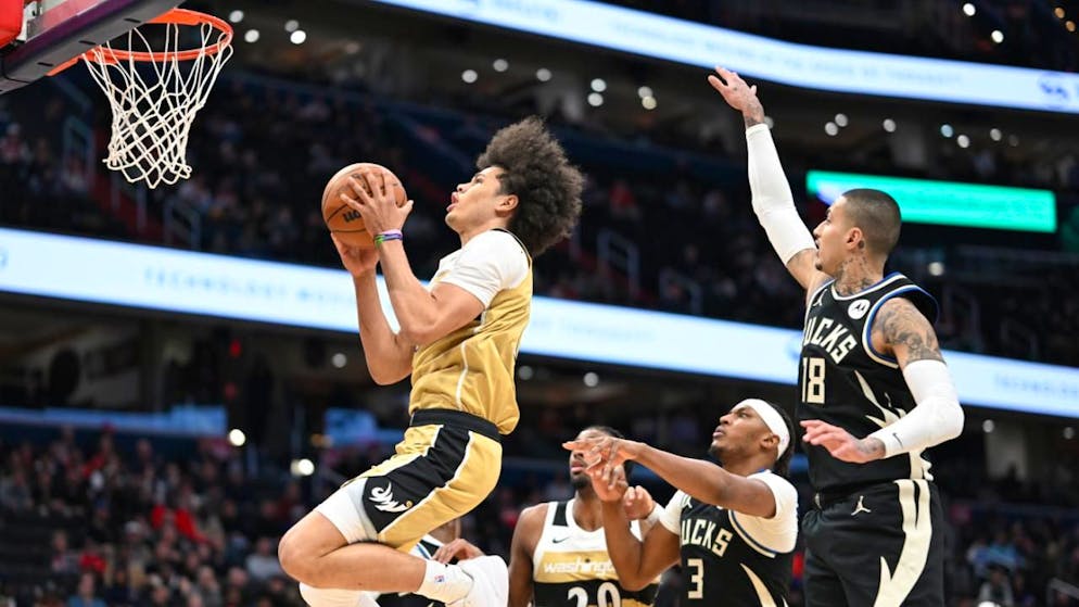 Kyshawn George ist im Spiel zwischen den Washington Wizards und den Milwaukee Bucks der beste Punkter