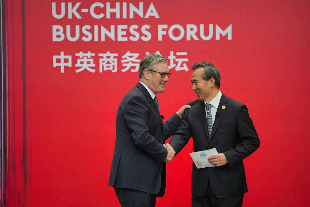 Le Premier ministre britannique Keir Starmer serre la main de Ren Hongbin, président du Conseil chinois pour la promotion du commerce international (CCPIT), lors du Forum commercial Royaume-Uni-Chine à Pékin, en Chine, le vendredi 30 janvier 2026. (AP Photo/Kin Cheung, Pool)