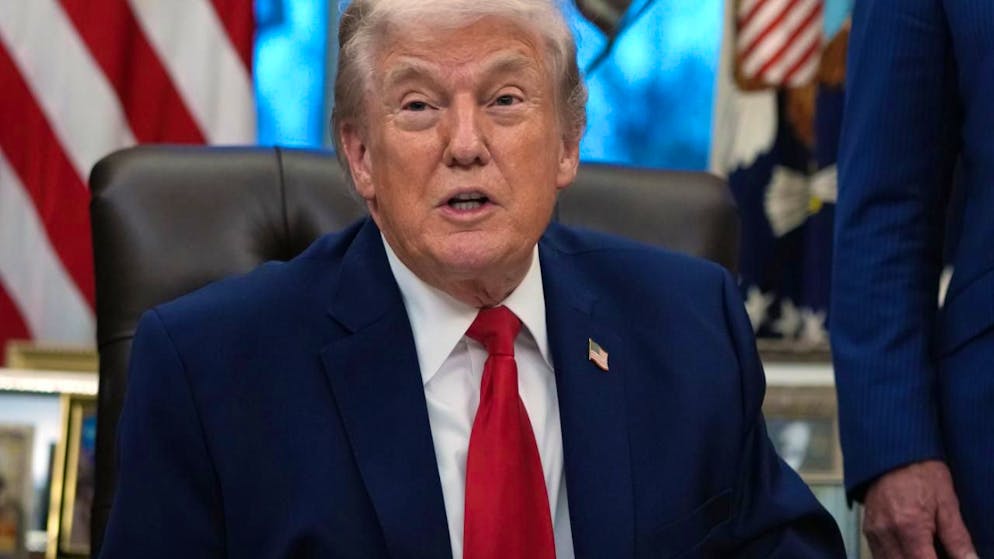US-Präsident Donald Trump spricht im Oval Office des Weißen Hauses. Foto: Allison Robbert/AP/dpa