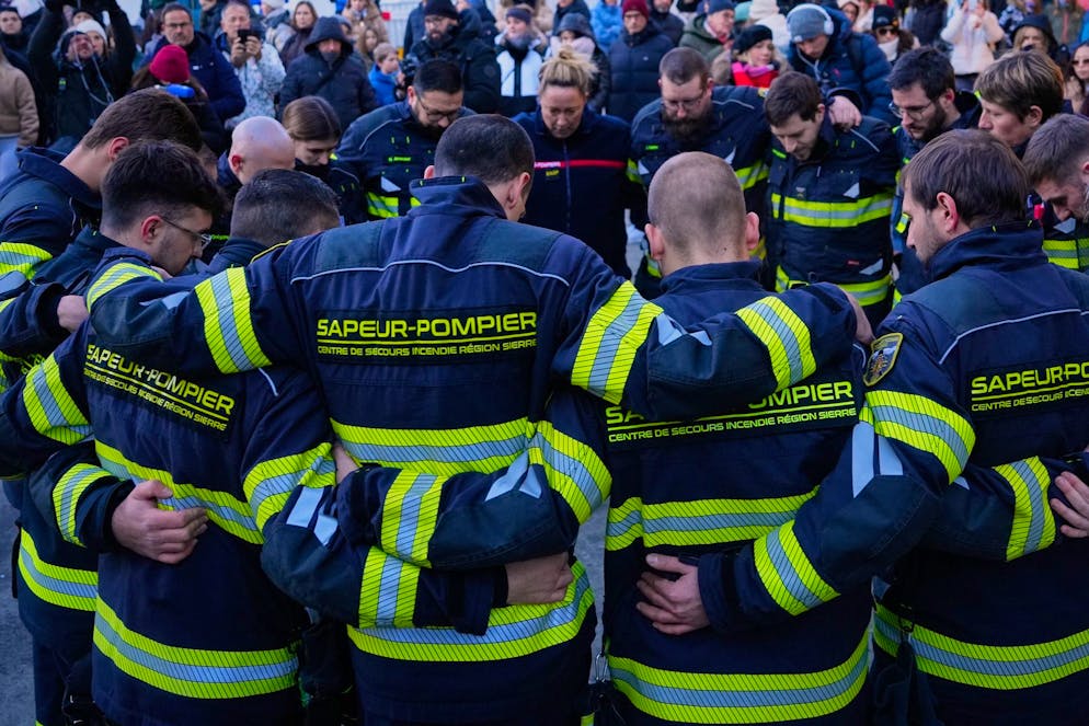 Tous les moyens disponibles sont déployés: des dizaines de pompiers, gendarmes, inspecteurs et près de 150 intervenants sanitaires sont envoyés au front, appuyés par 42 ambulances et 13 hélicoptères. Leur engagement se poursuivra bien au-delà du lever du jour.