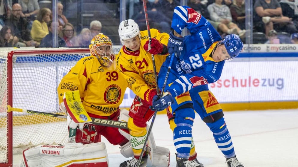 Nando Eggenberger (vorne in blau) spielt ab nächster Saison nicht mehr gegen die sondern mit den SCL Tigers