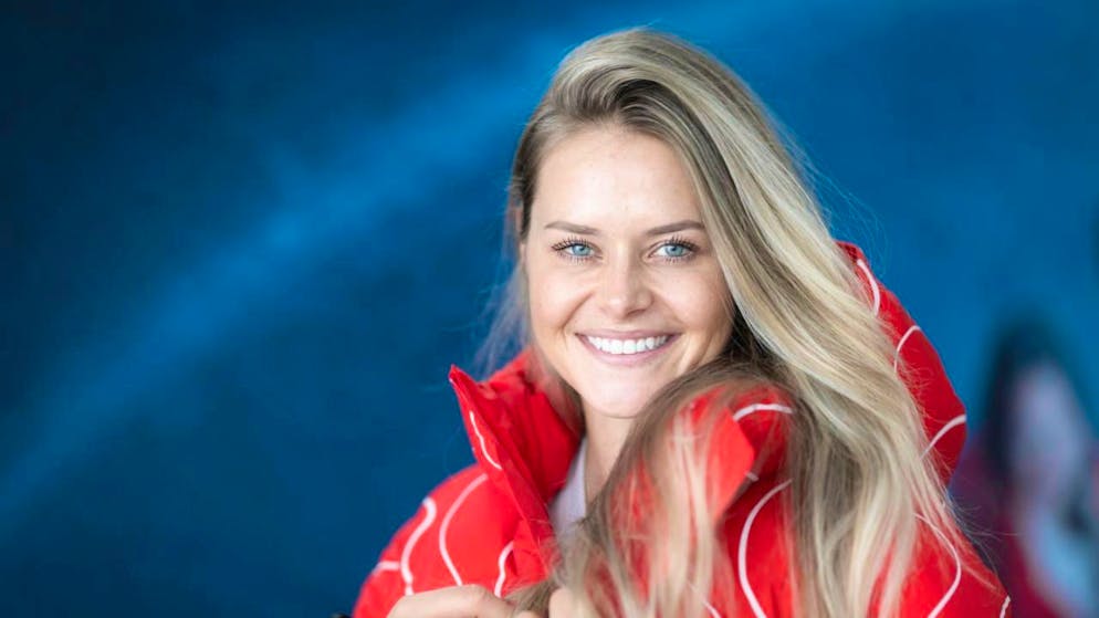 Corinne Suter strahlt am Dienstag in Dietikon bei der Kleiderabgabe von Swiss Olympic in die Kamera.