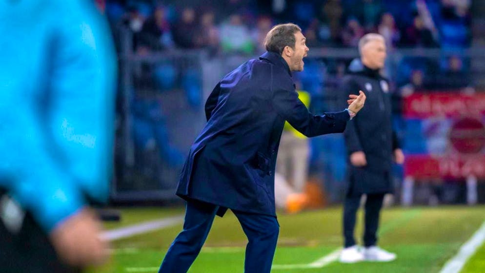 Lichtsteiner coaches with a lot of physical effort, but offensively it's tough - Gallery. Stephan Lichtsteiner coaches with great commitment