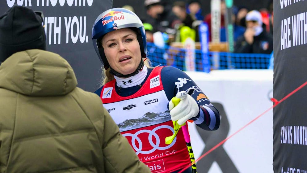 Lindsey Vonn lotta contro le lacrime nella zona di arrivo a Crans-Montana.