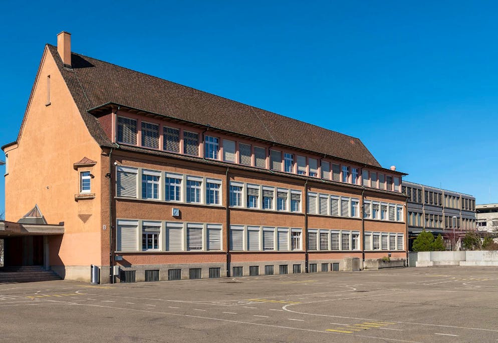 Beim Schulhaus Neumatt in Aesch BL kam es zur tödlichen Szene. 