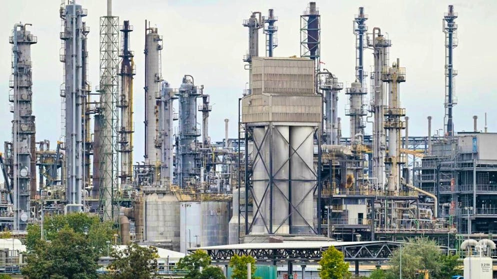 After two years of recession, the German economy is growing slightly again in 2025. The final quarter is even more positive than expected. Nevertheless, the big upswing is still a long time coming. (Archive image of a BASF chemical company plant)