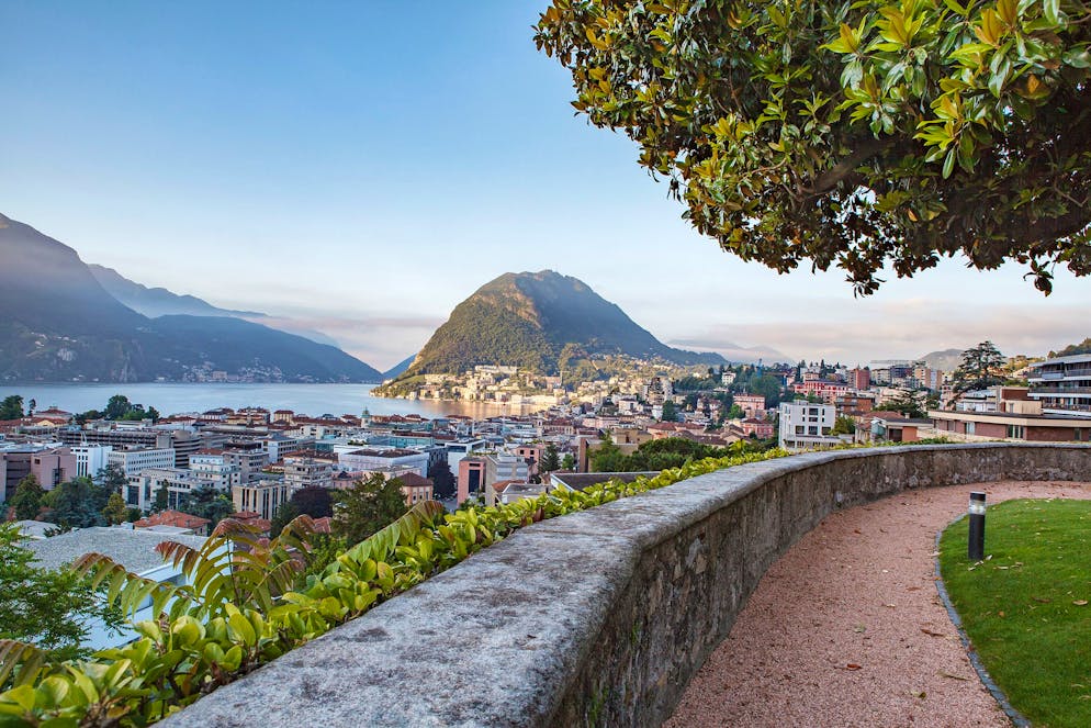 Tolle Ferienaussichten: Wer clever reist, fährt in der Schweiz günstiger. Das gilt auch für Hotelübernachtungen wie zum Beispiel im Hotel Villa Sassa in Lugano TI.