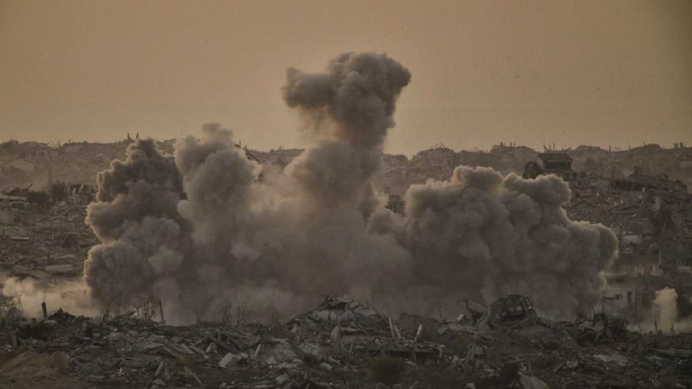 ARCHIV - Gebäude, die bei israelischen Boden- und Luftangriffen zerstört wurden, sind nach einem israelischen Militärschlag im nördlichen Gazastreifen in Rauch gehüllt, vom Süden Israels aus gesehen. Foto: Leo Correa/AP/dpa