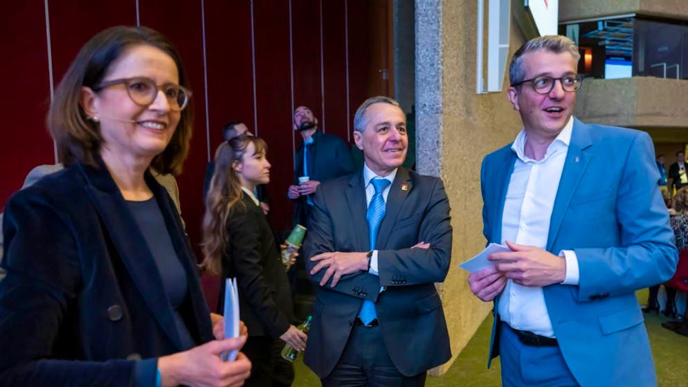 Il consigliere federale Ignazio Cassis fra i copresidenti del PLR, Susanne Vincenz-Stauffacher e Benjamin Mühlemann.