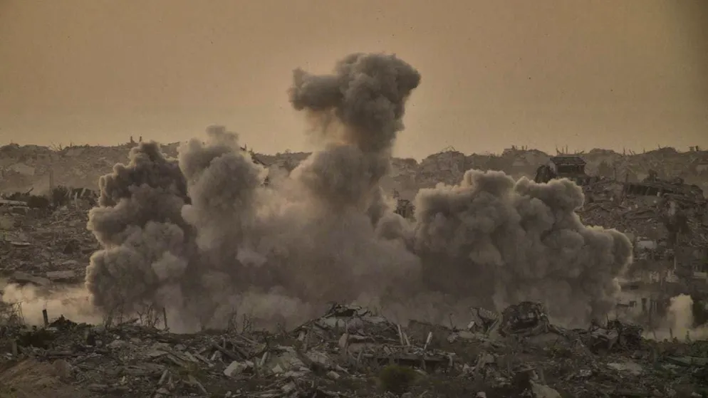 ARCHIVE - Buildings destroyed in Israeli ground and air strikes are shrouded in smoke after an Israeli military strike in the northern Gaza Strip, as seen from southern Israel. Photo: Leo Correa/AP/dpa