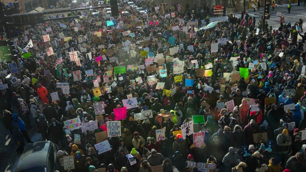 ARCHIV - Menschen protestieren in Minneapolis gegen Bundesbeamte der Einwanderungsbehörde. Foto: Angelina Katsanis/FR172095 AP/dpa