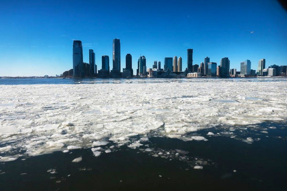 NEW YORK, NEW YORK - JANUARY 30: Ice floats cover part of the Hudson River along the Manhattan shoreline as New York City experiences frigid temperatures following a winter storm last weekend on January 30, 2026, in New York City. New York received up to a foot of snow in a winter storm that swept through large parts of the country, resulting in numerous deaths, power outages, and accidents.   Spencer Platt/Getty Images/AFP (Photo by SPENCER PLATT / GETTY IMAGES NORTH AMERICA / Getty Images via AFP)