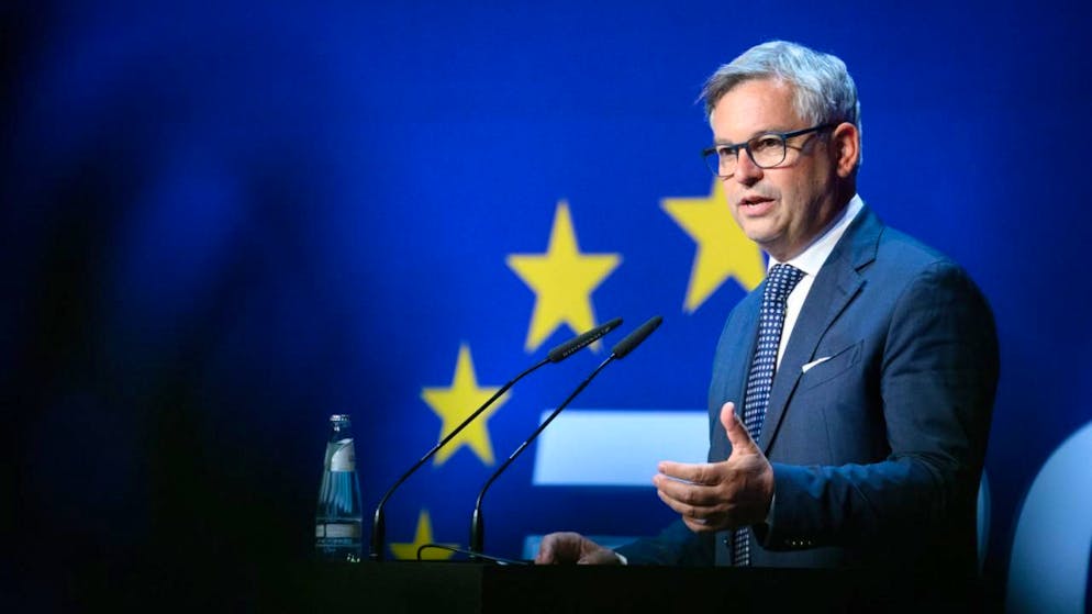 ARCHIV - Magnus Brunner, EU-Kommissar für Inneres und Migration, spricht beim 28. Europäischen Polizeikongress im City Cube Berlin. Foto: Bernd von Jutrczenka/dpa