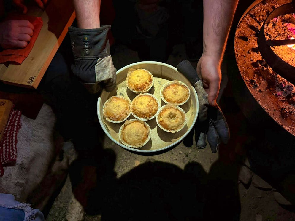 The dessert was also baked over an open fire. The pastry tastes intensely sweet, with a hole in the middle that is filled with butter and sugar. Finally, a layer of buttercream is added on top.