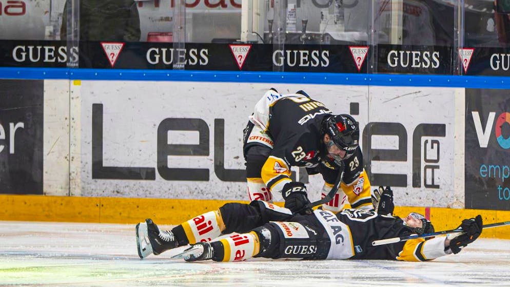 Lugano domine Genève-Servette et grimpe au 3e rang - Gallery. A terre, Jiri Sekac est félicité par Giovanni Morini après avoir inscrit le 2-1 luganais
