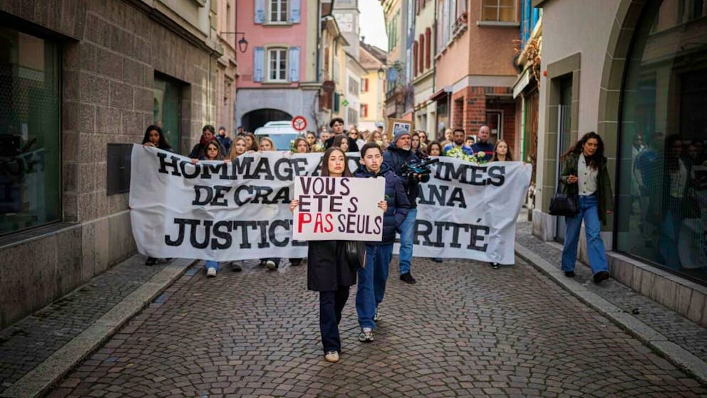 Hunderte marschierten am Samstag in Stille durch Lutry, um sich mit den Betroffenen der Brandkatastrophe von Crans-Montana zu solidalisieren.