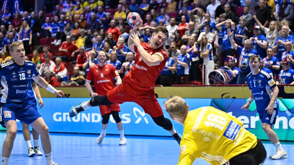 Die Schweizer Handball, im Bild Felix Aellen, müssen die Hürde Italien meistern, um an der WM 2027 dabei zu sein