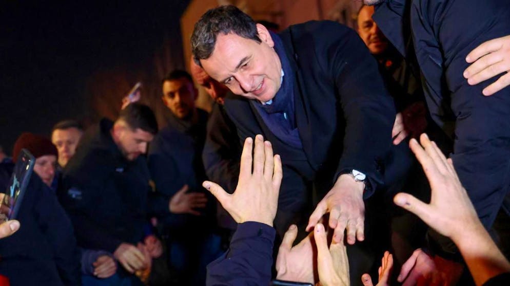 Le Premier ministre par intérim du Kosovo et leader du parti Vetevendosje (LVV), Albin Kurti (au centre), salue ses partisans à Pristina, au Kosovo.