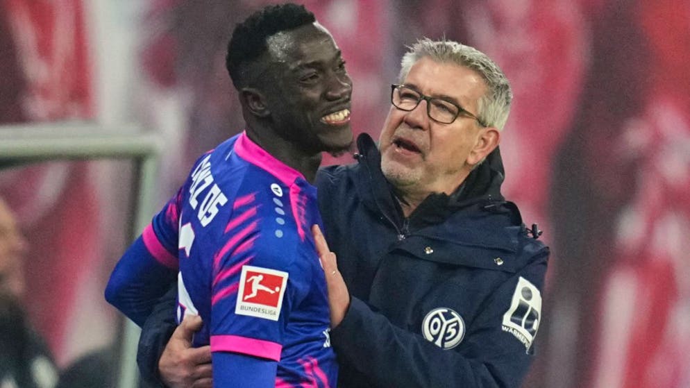 Urs Fischer freut sich mit dem Mainzer Siegtorschützen Silas Katompa Mvumpa.