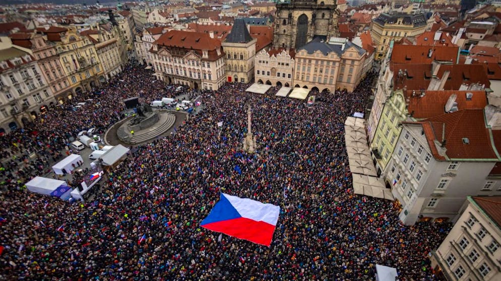 Prague. Des dizaines de milliers Tchèques dans la rue pour soutenir le président