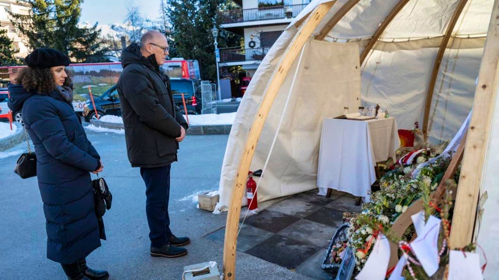 Un mese dopo. Crans-Montana, Martin Pfister rende omaggio alle vittime della tragedia