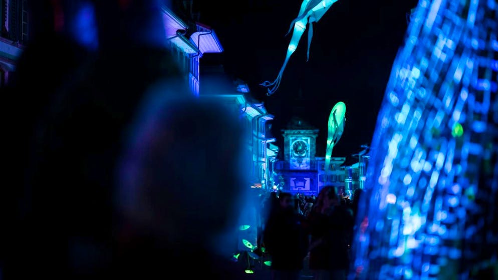 Murtener Licht-Festival zieht rund 73'000 Interessierte an - Gallery. Bei "Le Grand Bleu 2.0" gab es unter anderem fliegende Fische zu bestaunen.