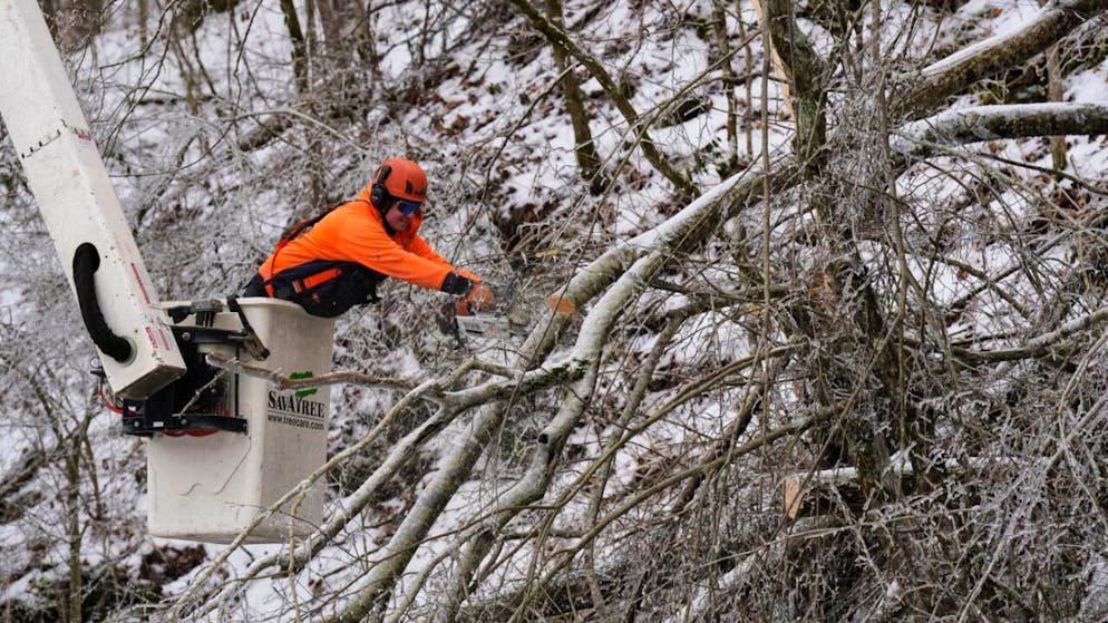 Une tronçonneuse pour abattre un arbre au-dessus d’une route à Nashville, dans le Tennessee, une région aussi touchée par la vague de froid.