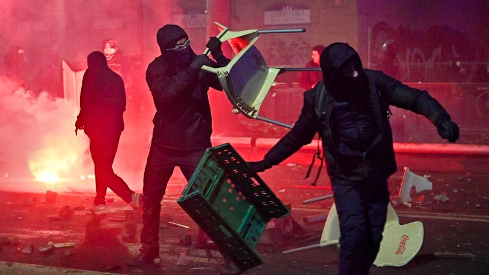 Notte di fuoco a Torino negli scontri fra gli autogestiti e le forze dell'ordine.