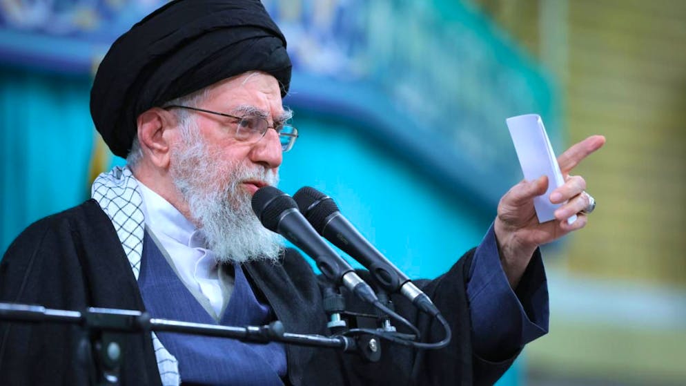 ARCHIV - Auf diesem Foto, das von der offiziellen Website des Büros des iranischen Obersten Führers veröffentlicht wurde, spricht Ajatollah Ali Chamenei (l), Oberster Führer des Iran, in einer Sitzung in Teheran. Foto: Uncredited/Office of the Iranian Supreme Leader/AP/dpa - ACHTUNG: Nur zur redaktionellen Verwendung und nur mit vollständiger Nennung des vorstehenden Credits