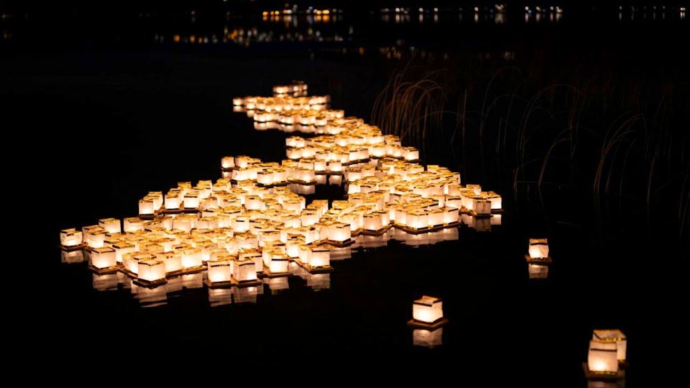 Murtener Licht-Festival zieht rund 73'000 Interessierte an - Gallery. In die See-Laternen konnten Besucherinnen und Besucher einen Zettel mit einem Wusch legen.