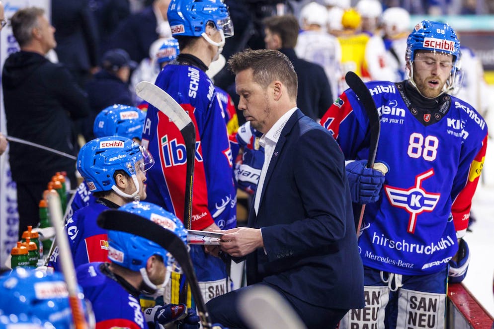 L'allenatore del Kloten Lauri Marjamaeki con i suoi uomini.