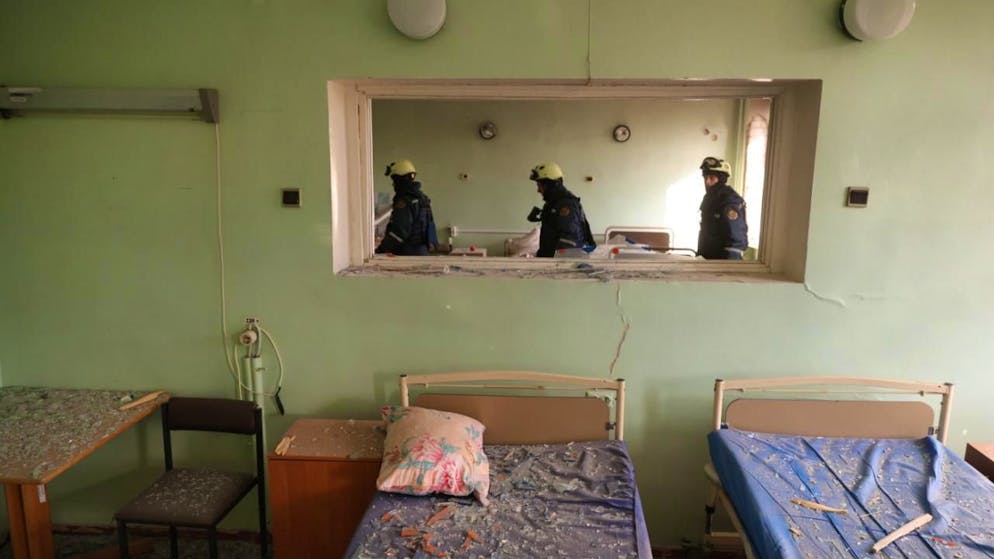 Rettungskräfte gehen durch einen Raum, nachdem eine russische Drohne ein städtisches Entbindungskrankenhaus getroffen hat. Foto: Kateryna Klochko/AP/dpa