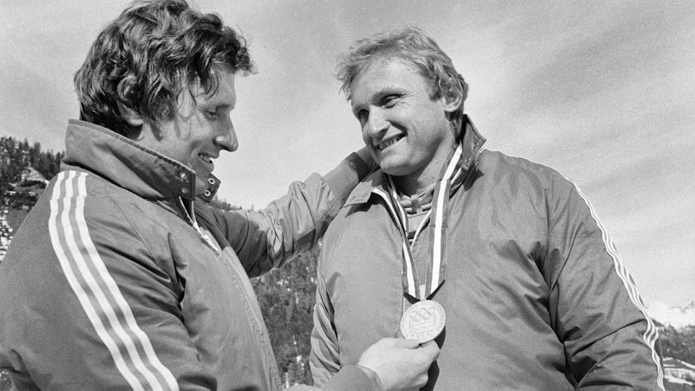 Erich Schärer shows his brother Peter the silver medal.