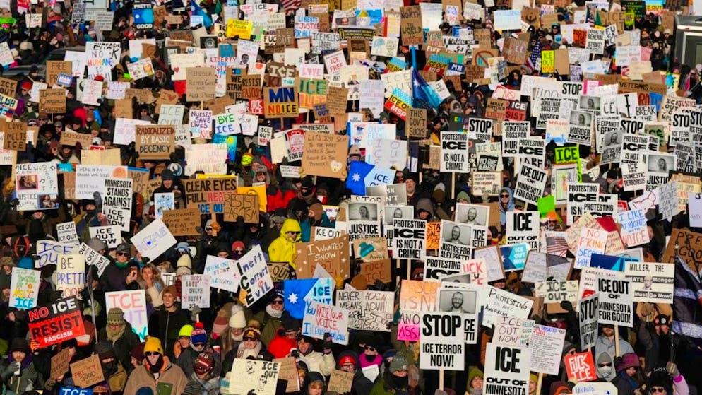 dpatopbilder - People gather during a demonstration in Minneapolis. Photo: Alex Brandon/AP/dpa