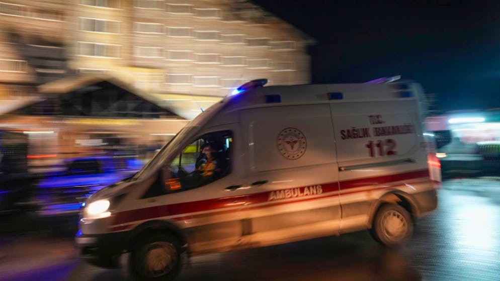 ARCHIV - Ein Krankenwagen verlässt im November 2025 den Ort, an dem ein Feuer in einem Hotel im Skigebiet von Kartalkaya in der Provinz Bolu im Nordwesten der Türkei ausgebrochen war. Foto: Francisco Seco/AP/dpa