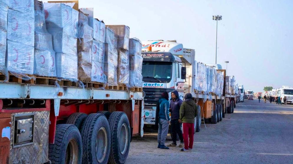 Trucks queue at the Egyptian gate of the Rafah border crossing to be inspected by the Israeli authorities before entering the Gaza Strip. Photo: Mohammed Arafat/AP/dpa