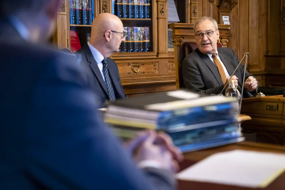 Bundeskanzler Viktor Rossi, hier im Gespräch mit Bundespräsident Guy Parmelin, leitet den Krisenstab.