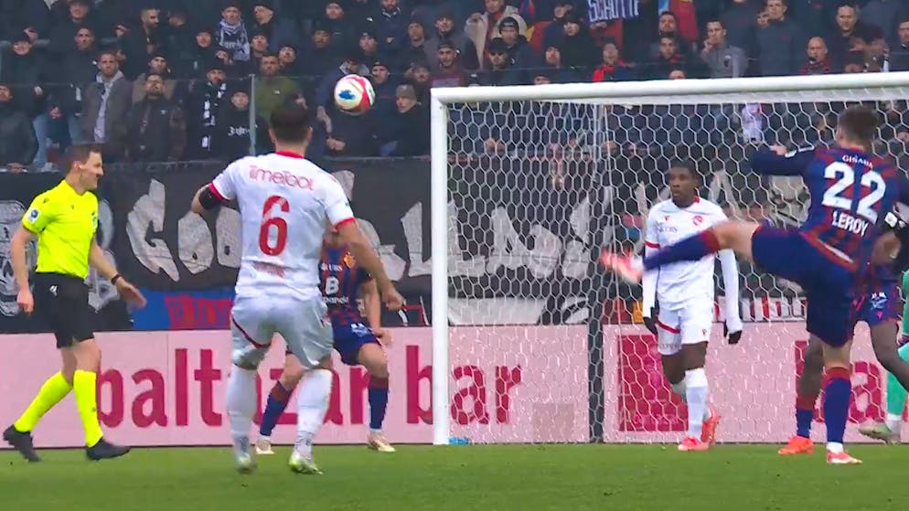 Dangerous from distance. Dream goal for Thun: Bertone once again proves his shooting prowess in Basel