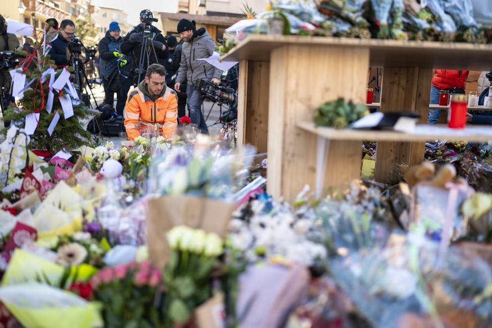 Après une messe commémorative à Crans-Montana, plus d'un millier de personnes se rendent au plus près du lieu du drame pour se recueillir et déposer fleurs (archives). 