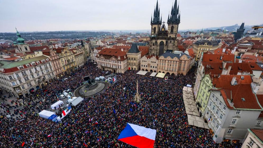Zehntausende Menschen haben sich zu einer Solidaritätskundgebung im Stadtzentrum von Prag eingefunden, um sich demonstrativ hinter den liberalen Präsidenten Pavel zu stellen. Foto: Deml Ondøej/CTK/dpa
