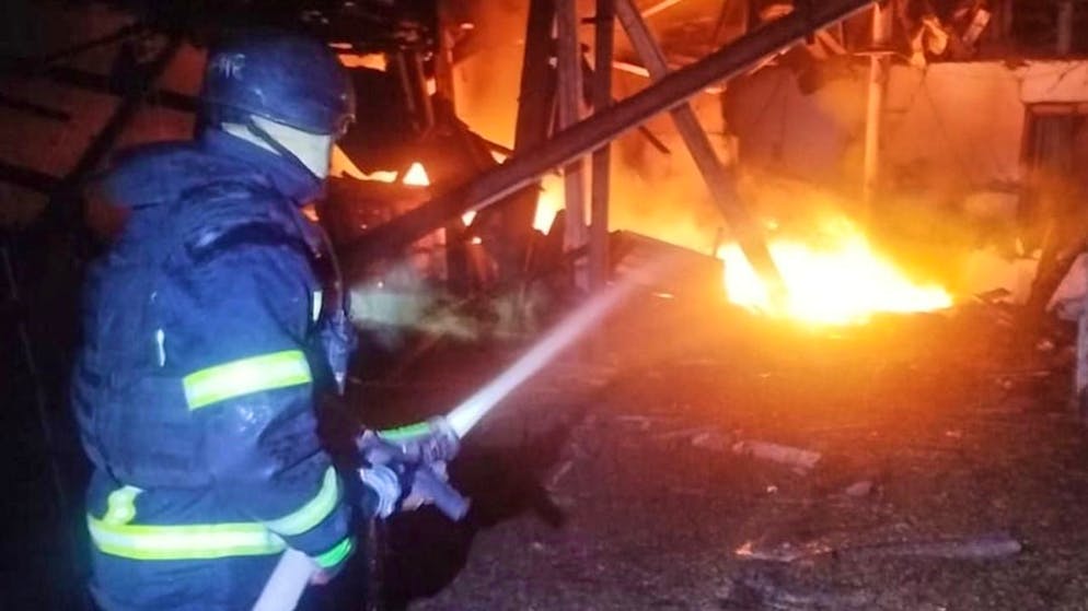 Attacchi russi stanotte a Dnipro hanno causato danni materiali e almeno due morti fra i civili.