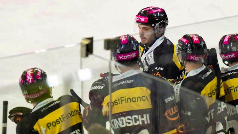 Hardy Häman Aktell celebrates his two goals and two assists in Bern - Ajoie (5:0)